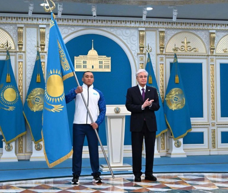 Президент ұлттық құрама мүшелеріне Мемлекеттік туды тапсырды