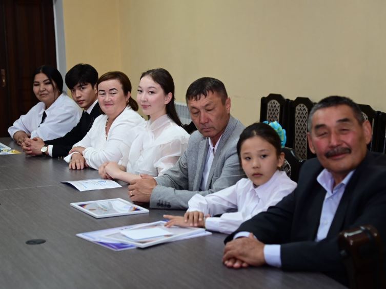ТҮРКІСТАН: Созақта жас дарын иелеріне құрмет көрсетілді